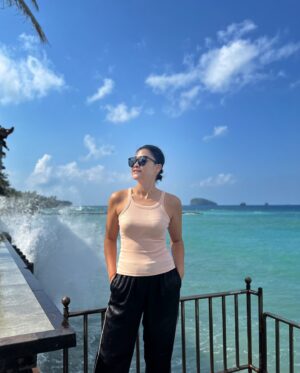 Jenny Zhang Instagram - Uda ditahap yang penting isi TUMBLER, DEBURAN OMBAK dan BIRUNYA LAUT. Selebihnya “BODO AMAT”. 🤍🤍🤍

#enjoymyday 
#godisgood