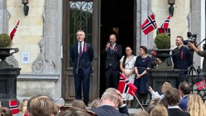 Jens Stoltenberg Instagram - Gratulerer med dagen fra Brussel og den fine norske feiringen stelt i stand av Den norske foreningen, Den norske skolen og Sjømannskirken.

I dag feirer vi vår fred og frihet og sender en ekstra takk til dem som passer på oss, i tjeneste for Nato.

Vi sender også våre tanker til det ukrainske folket som kjemper for de samme verdiene.

Vi feirer Grunnloven i dag.
Vi må ikke glemme å verne om den hver dag resten av året også.