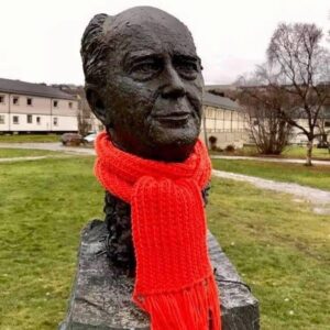 Jens Stoltenberg Instagram - The bust of Thorvald, my father, in Kirkenes, Norway, was unveiled in 2006, in appreciation of his efforts on the Barents cooperation. As Norway's then Minister of Foreign Affairs, he initiated the cooperation in the spirit that prevailed at the end of the Cold War. Now it also marks the need for a warmer and more inclusive society through a scarf campaign by The Church City Mission. He would have appreciated it.
I recieved this photo from Rune Gjertin Rafaelsen, Mayor of Kirkenes, who also initiated the creation of the bust. It is made by the artist Odin Øystad.