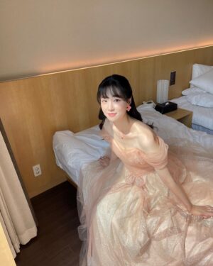Jeon Hye-yeon Instagram - 전주국제영화제에 ’페르소나 이상한 여자‘가 
코리안시네마 상영작으로 초청되어 다녀왔습니다☺️

덕분에 꿈같은 경험이였어요🌸
정말 감사합니다😊🙏