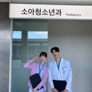 Jeon Hye-yeon Instagram - ⠀
슬기로운 의사생활 2 ☺️🙏 (feat.이차녕🙄) ⠀ ⠀

알아봐주시고 응원해주신분들 모두 감사합니닷!☺️🙏 ⠀
앞으로도 화이팅할께요😆⭐️