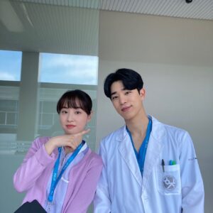 Jeon Hye-yeon Instagram - ⠀
슬기로운 의사생활 2 ☺️🙏 (feat.이차녕🙄) ⠀ ⠀

알아봐주시고 응원해주신분들 모두 감사합니닷!☺️🙏 ⠀
앞으로도 화이팅할께요😆⭐️