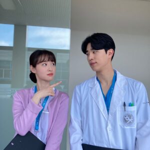 Jeon Hye-yeon Instagram - ⠀
슬기로운 의사생활 2 ☺️🙏 (feat.이차녕🙄) ⠀ ⠀

알아봐주시고 응원해주신분들 모두 감사합니닷!☺️🙏 ⠀
앞으로도 화이팅할께요😆⭐️