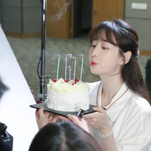 Jeon Hye-yeon Instagram - 가수 김재환님의 신곡 [찾지 않을게] M/V  촬영 현장 사진 🙆‍♀️🌸 사진 감사합니당(꾸벅)☺️🙏❤️(feat. 이 날 정말 내 생일날이었던🎂🙈히힛)