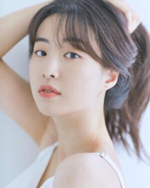 Jeon Hye-yeon Instagram - 2022년에도 화이팅!🌸
⠀
🤍makeup - @yuyuji_ ⠀
🤍hair - @_jungsohee ⠀
늘 예쁘게 꾸며주셔서 감사합니다🥰🙏