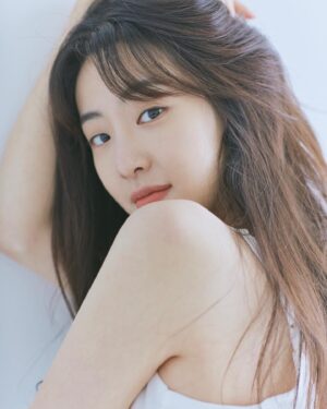 Jeon Hye-yeon Instagram - 2022년에도 화이팅!🌸
⠀
🤍makeup - @yuyuji_ ⠀
🤍hair - @_jungsohee ⠀
늘 예쁘게 꾸며주셔서 감사합니다🥰🙏