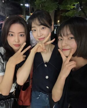 Jeon Hye-yeon Instagram - 마지막씬 촬영하자마자 눈물이 왈칵했던🥹..!
감독님, 작가님, 선배님들, 그리고 스태프분들과 함께해서 너무나 영광이었고 감사했습니다. 
정말 정말 잊지 못할거에요🙏
함께해서 즐거웠고 진심으로 행복했습니다.

#오늘의웹툰 #고생하셨습니다 #🙏❤️ 
#구슬아 #안녕