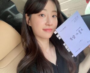 Jeon Hye-yeon Instagram - 오늘도 본방사수💜

#오늘의웹툰