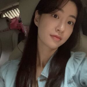 Jeon Hye-yeon Instagram - 오늘도 본방사수💜

#오늘의웹툰
