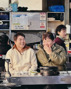 Jeon Hyun-moo Instagram - 내일 밤 9시 10분 곽튜브와 먹방 무계획 트립
끝나고 나면 그럼에도 눈물겨운 바프를 향한 열정♡

(21:10 전현무계획♡ 23:10 나혼자산다)

#전현무계획 #나혼자산다 #곽튜브