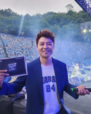 Jeon Hyun-moo Instagram - 효섭이 얘는 정말 비랑 원수를 진건지ㅋㅋㅋ 맑게 갰던 하늘이 갑자기!!

지코의 부탁에 한달음~~의리의사나이

#아카라카