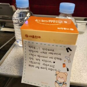 Jeon Hyun-moo Instagram - 때론 지치고 힘들어도
꿋꿋이 광대로 살아갈 수 있는 이유
 
그럼에도 내가 누군가에게는 피로회복제가 될지도 모르니까♡

#KTX승무원 #소중한편지