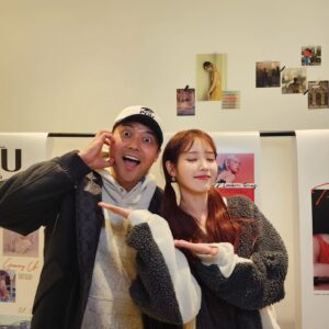 Jeon Hyun-moo Instagram - 노래 진행 연기 인성 모든 게 백점이라
우리는 지은이를 연예인의 연예인이라 부릅니다♡

오늘 서울 막공이에요 체력관리 잘해서 잘 마무리하길♡

#her #아이유 #아이유콘서트