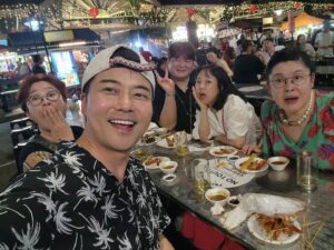 Jeon Hyun-moo Instagram - 싱가포르는 사랑입니다♡

바프로 가는 길은 가시밭길💪💪💪

#전지적참견시점 #싱가포르