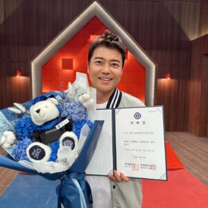 Jeon Hyun-moo Instagram - 연세대학교 홍보대사 등극
티처스에서 이미 조정식 쌤이랑 미니 연고전 중^^

티처스는 여름방학에 re-open!

#전현무 #티처스 #연세대학교홍보대사