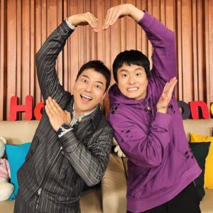 Jeon Hyun-moo Instagram - 오늘 밤 나혼자산다♡
나름 우리 둘은 사뭇 진지한 상암 DERBY♡

#기안84 #전현무 #상암더비