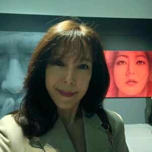 Jeon Su-kyung Instagram - 데뷔30주년을 맞아
멋진 전시회를 준비한
#김희선 배우를  #축하해주기위해서
아름다운 전시회에 다녀왔어요
#컨텐츠디렉터
#ato아름다운선물전
#전수경 #오나라 #서정연