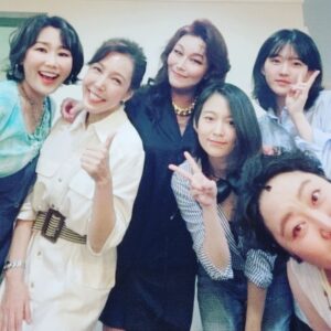Jeon Su-kyung Instagram - #맘마미아 
#mammamia
귀국후 첫일정
딸들과 뮤지컬 맘마미아 관람
파워풀한 가창력 도나 영숙이
너무나 잘생긴 빌 일국이
기대이상으로 안정적인 샘 현성이..
매력친구 현우씨 개성만점 영주
보기만해도 웃음나오는 준면이
역시 세월이 지나도
감동 그자체인 아바의 곡들..
여러해 함께했던 사랑하는 스텝들도
너무너무 반가웠구~
예전 생각이 많이나서 울컥했다
행복한 시간 감사해요!!♡♡♡
#신시뮤지컬컴퍼니
#신영숙 #김영주 #박준면
#장현성  #이현우 #송일국 #전수경