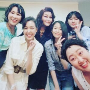 Jeon Su-kyung Instagram - #맘마미아 
#mammamia
귀국후 첫일정
딸들과 뮤지컬 맘마미아 관람
파워풀한 가창력 도나 영숙이
너무나 잘생긴 빌 일국이
기대이상으로 안정적인 샘 현성이..
매력친구 현우씨 개성만점 영주
보기만해도 웃음나오는 준면이
역시 세월이 지나도
감동 그자체인 아바의 곡들..
여러해 함께했던 사랑하는 스텝들도
너무너무 반가웠구~
예전 생각이 많이나서 울컥했다
행복한 시간 감사해요!!♡♡♡
#신시뮤지컬컴퍼니
#신영숙 #김영주 #박준면
#장현성  #이현우 #송일국 #전수경