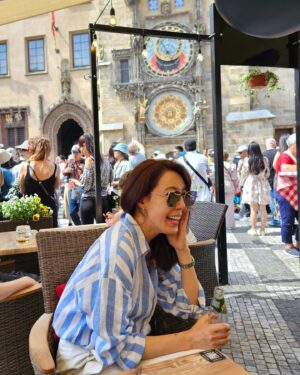 Jeon Su-kyung Instagram - #4thday
#praha
#prague
#프라하
#하늘도예쁘고 
#노천카페
참 많이웃고 유쾌했던 날
#천문시계탑
#전수경