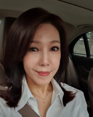 Jeon Su-kyung Instagram - #makeup 
#selfie 
 언제나 웃음도 주고
 예쁨도 주는 사람들
#현혜영원장님
#이지영쌤 
#늘고마워요
#mepci 
#멥시
