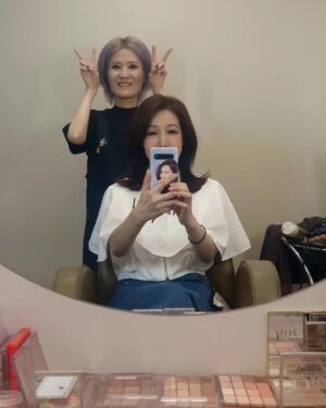 Jeon Su-kyung Instagram - #makeup 
#selfie 
 언제나 웃음도 주고
 예쁨도 주는 사람들
#현혜영원장님
#이지영쌤 
#늘고마워요
#mepci 
#멥시