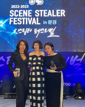 Jeon Su-kyung Instagram - #씬스틸러상
#scenestealer
#festival 
#문경
#결혼작사이혼작곡 
#loveftmarriageanddivorce 
처음 상을 받아보네요
응원해주셔서 고맙습니다 
#너무반가운
#오나라
#김현숙
#정수영
#류현경