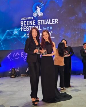 Jeon Su-kyung Instagram - #씬스틸러상
#scenestealer
#festival 
#문경
#결혼작사이혼작곡 
#loveftmarriageanddivorce 
처음 상을 받아보네요
응원해주셔서 고맙습니다 
#너무반가운
#오나라
#김현숙
#정수영
#류현경
