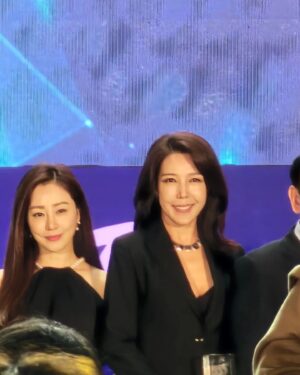 Jeon Su-kyung Instagram - #씬스틸러상
#scenestealer
#festival 
#문경
#결혼작사이혼작곡 
#loveftmarriageanddivorce 
처음 상을 받아보네요
응원해주셔서 고맙습니다 
#너무반가운
#오나라
#김현숙
#정수영
#류현경