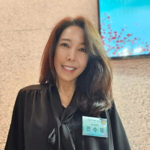 Jeon Su-kyung Instagram - #국민과함께하는
#2024신년음악회 
  다녀왔어요
대통령님도 뵙고
훌륭한 선배님들도뵙고
월드스타 이정재님도 만나구
음악회 구성도 정말좋았네요
고맙습니다 #대한민국
#문화체육관광부
대한민국 배우여서 행복합니다
#이정재 #오징어게임
#전수경