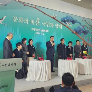 Jeon Su-kyung Instagram - #국민과함께하는
#2024신년음악회 
  다녀왔어요
대통령님도 뵙고
훌륭한 선배님들도뵙고
월드스타 이정재님도 만나구
음악회 구성도 정말좋았네요
고맙습니다 #대한민국
#문화체육관광부
대한민국 배우여서 행복합니다
#이정재 #오징어게임
#전수경