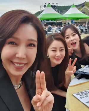 Jeon Su-kyung Instagram - #씬스틸러상
#scenestealer
#festival 
#문경
#결혼작사이혼작곡 
#loveftmarriageanddivorce 
처음 상을 받아보네요
응원해주셔서 고맙습니다 
#너무반가운
#오나라
#김현숙
#정수영
#류현경