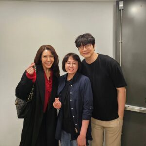 Jeon Su-kyung Instagram - #약속잘지키는사람
어느 방송에서만나
캐롤씨디 사서 꼭 들을께요~
공연에 초대할께요~
꼭 보러갈께요~
이런 작은약속을 지킨우리
연말 즐겁게 보내게 해줘
고마운 중년청년
#성시경
#성시경콘서트 
진짜 팬됐어요~~♡
#말을너무잘해 
#happynewyear 
#전수경