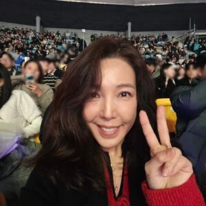 Jeon Su-kyung Instagram - #약속잘지키는사람
어느 방송에서만나
캐롤씨디 사서 꼭 들을께요~
공연에 초대할께요~
꼭 보러갈께요~
이런 작은약속을 지킨우리
연말 즐겁게 보내게 해줘
고마운 중년청년
#성시경
#성시경콘서트 
진짜 팬됐어요~~♡
#말을너무잘해 
#happynewyear 
#전수경