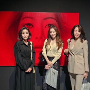Jeon Su-kyung Instagram - 데뷔30주년을 맞아
멋진 전시회를 준비한
#김희선 배우를  #축하해주기위해서
아름다운 전시회에 다녀왔어요
#컨텐츠디렉터
#ato아름다운선물전
#전수경 #오나라 #서정연
