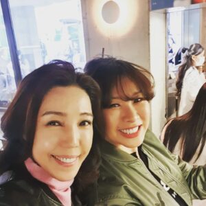 Jeon Su-kyung Instagram - #촬영끝 
#갓튀긴츄러스는짱맛😋 
줄서서먹는 이유가있네요
#기분좋아지는 
#bonillaalavista 
#전수경
#정영주