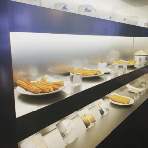 Jeon Su-kyung Instagram - #촬영끝 
#갓튀긴츄러스는짱맛😋 
줄서서먹는 이유가있네요
#기분좋아지는 
#bonillaalavista 
#전수경
#정영주
