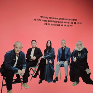 Jeon Su-kyung Instagram - 데뷔30주년을 맞아
멋진 전시회를 준비한
#김희선 배우를  #축하해주기위해서
아름다운 전시회에 다녀왔어요
#컨텐츠디렉터
#ato아름다운선물전
#전수경 #오나라 #서정연
