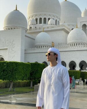 Jeon Tae-yang Instagram - Ramadan kareem ☪️ 
يامرحبا الساع 
This is my favorite place in Abu Dhabi. Couldn’t be feeling more peaceful 🥹 Visiting Sheikh Zayed Grand Mosque was the biggest reason why i came back to Abu Dhabi 🫶🏼🇦🇪
#fyp#foryou#travel#explore#uae#emirates#abudhabi#sheikhzayedmosque#visitabudhabi#🇦🇪#아랍에미레이트#두바이#두바이여행#아부다비