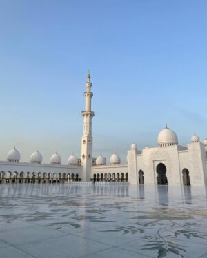 Jeon Tae-yang Instagram - Ramadan kareem ☪️ 
يامرحبا الساع 
This is my favorite place in Abu Dhabi. Couldn’t be feeling more peaceful 🥹 Visiting Sheikh Zayed Grand Mosque was the biggest reason why i came back to Abu Dhabi 🫶🏼🇦🇪
#fyp#foryou#travel#explore#uae#emirates#abudhabi#sheikhzayedmosque#visitabudhabi#🇦🇪#아랍에미레이트#두바이#두바이여행#아부다비