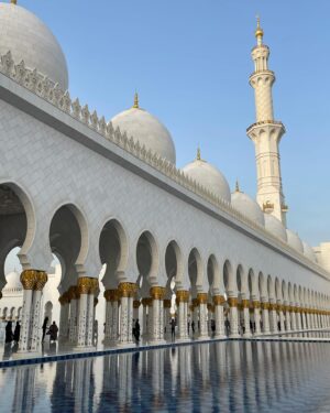 Jeon Tae-yang Instagram - Ramadan kareem ☪️ 
يامرحبا الساع 
This is my favorite place in Abu Dhabi. Couldn’t be feeling more peaceful 🥹 Visiting Sheikh Zayed Grand Mosque was the biggest reason why i came back to Abu Dhabi 🫶🏼🇦🇪
#fyp#foryou#travel#explore#uae#emirates#abudhabi#sheikhzayedmosque#visitabudhabi#🇦🇪#아랍에미레이트#두바이#두바이여행#아부다비