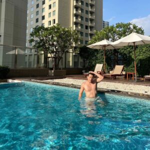 Jeong Jin-woon Instagram - 일 하러 왔지만 여행 온 척🏊‍♂️
아주 건강한 돼지가 되어 행복하구나 진운아?🐷