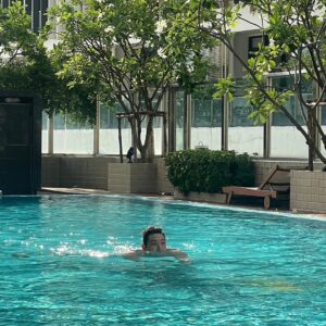 Jeong Jin-woon Instagram - 일 하러 왔지만 여행 온 척🏊‍♂️
아주 건강한 돼지가 되어 행복하구나 진운아?🐷