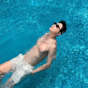 Jeong Jin-woon Instagram - 일 하러 왔지만 여행 온 척🏊‍♂️
아주 건강한 돼지가 되어 행복하구나 진운아?🐷