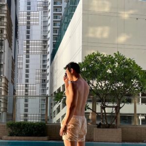 Jeong Jin-woon Instagram - 일 하러 왔지만 여행 온 척🏊‍♂️
아주 건강한 돼지가 되어 행복하구나 진운아?🐷