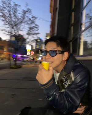 Jeong Jin-woon Instagram - Hi guys! 내가 새로 get한 item 자랑 할거야! 너무 이쁜 sunglasses you know?? Umm..
A Little bit 흔들린 픽쳟는. Ma style