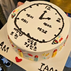 Jeong Jin-woon Instagram - 생일 축하 고마워요 #IAM 🎂
LOVE U😘😘
