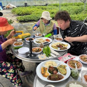 Jeong Jun-ha Instagram - 아주~~기냥!!쥑여부네~~여러분!!!이 세상에서 젤루 맛있는 왕 블루벨리 드셔~~~여기는 전남 장흥이랑께!!!!유튜브#정준하하하 에서 오늘 저녁 6시 대공개!!!기대하시랑께!!@blueone_korea
