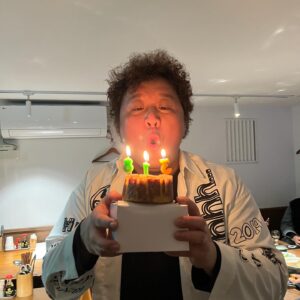 Jeong Jun-ha Instagram - 며칠내내 생일축하해준 고마운 지인들!!!
의리로 똘똘뭉친 우리 하마방 친구들
아직도 날 잊지않고 챙기는 우리팬클럽 
놀면뭐하니 작가님들
보윤이와 친구들
봉봉모임 우리희영누나와 친구들
서울코메디클럽 동하와 후배들
그외의 우리 영원한 스타일리스트 송탱
옹알스준우…
헤아릴수 없이 감사합니다
모두모두 고맙고 사랑합니다❤️👍
너무 행복한 생일이었어요!!!
