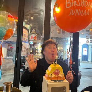 Jeong Jun-ha Instagram - 며칠내내 생일축하해준 고마운 지인들!!!
의리로 똘똘뭉친 우리 하마방 친구들
아직도 날 잊지않고 챙기는 우리팬클럽 
놀면뭐하니 작가님들
보윤이와 친구들
봉봉모임 우리희영누나와 친구들
서울코메디클럽 동하와 후배들
그외의 우리 영원한 스타일리스트 송탱
옹알스준우…
헤아릴수 없이 감사합니다
모두모두 고맙고 사랑합니다❤️👍
너무 행복한 생일이었어요!!!